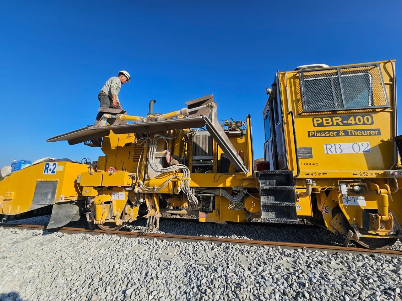 Técnico sobre la reguladora de balasto Plasser & Theurer PBR 400